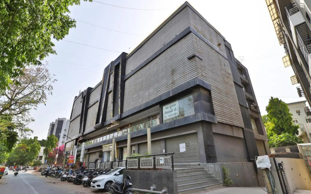OYO Premium Law Garden C G Road