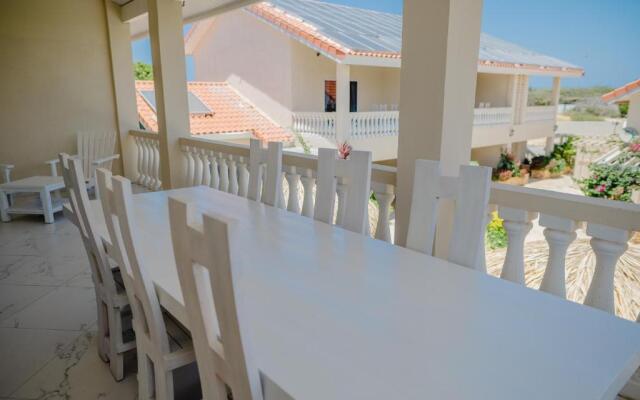 Huge 4-bedroom Apartment 2 km From Eagle Beach