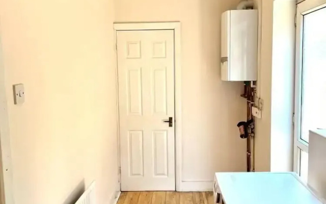 Inviting 4-bed House Near Heathrow w/ Fireplace