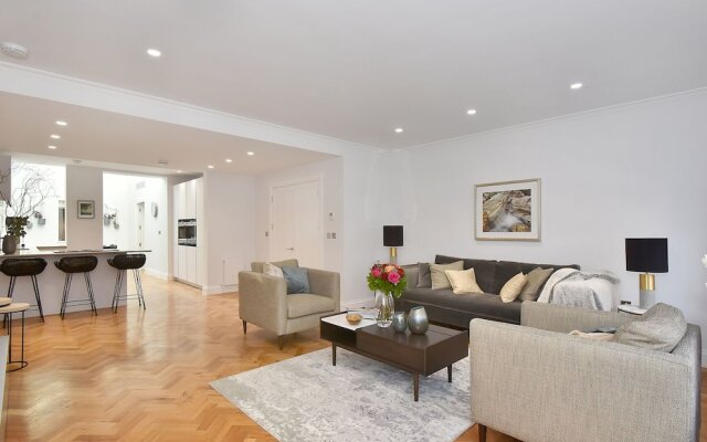 Plush Apartment in London near Piccadilly Circus and Chanel