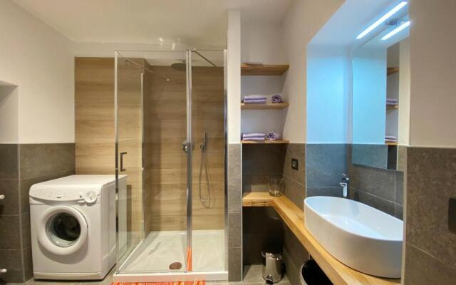 Independent Stone House with Lake View