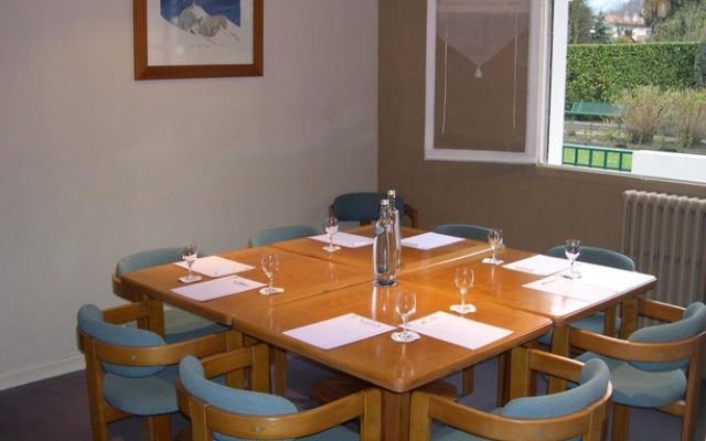 Le Miramont Rest. Des Petits Pois Sont Rouge