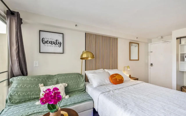 Bright Cozy Condo Unit With Balcony