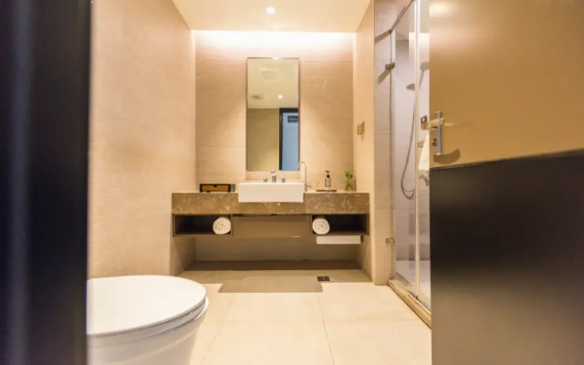 Home Inn Plus (Dalian Development Zone Jinma Road Wanda Plaza)