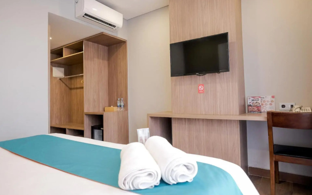 RedDoorz Premium near CBD Puri Indah