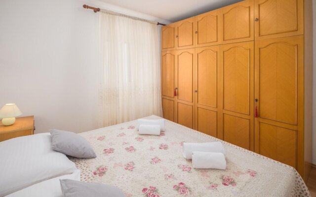 Awesome Home in Erzisce With Wifi and 2 Bedrooms