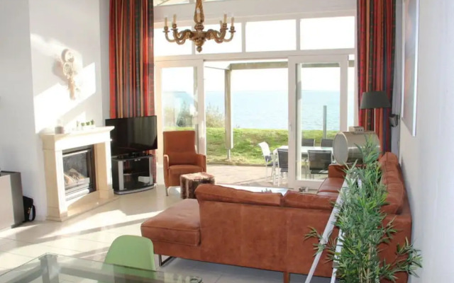 Dijkvilla on the Ijsselmeer