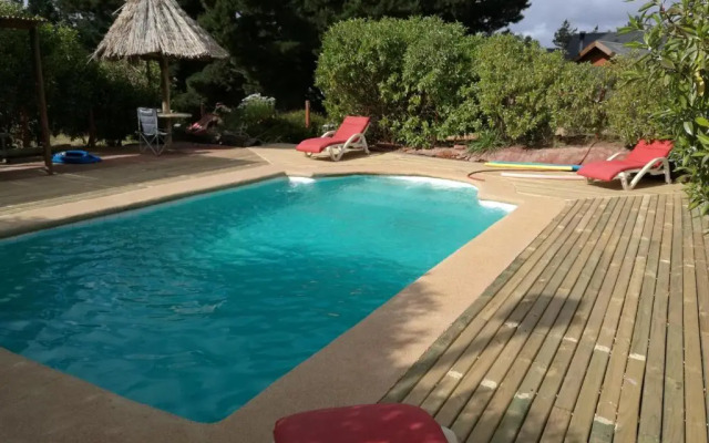 lodge con piscina privada, parcela de campo.