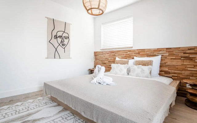 Marley’s Beachhouse - Luxury Guest Room with balcony
