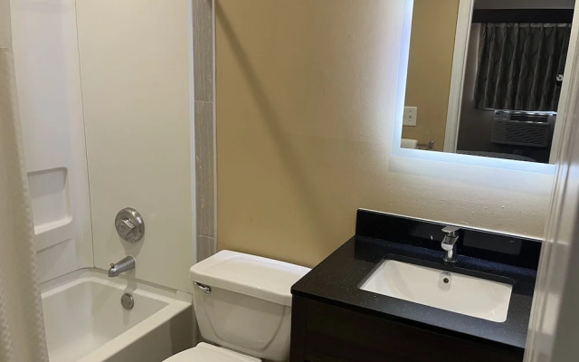 HomeTowne Studios & Suites by Red Roof Charlotte - Ballantyne