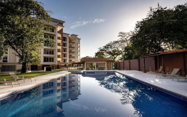 Upscale 2bdr with Jacuzzi - Beach - Fast wifi - Gym