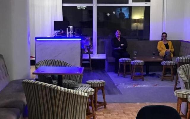 Hotel 242
