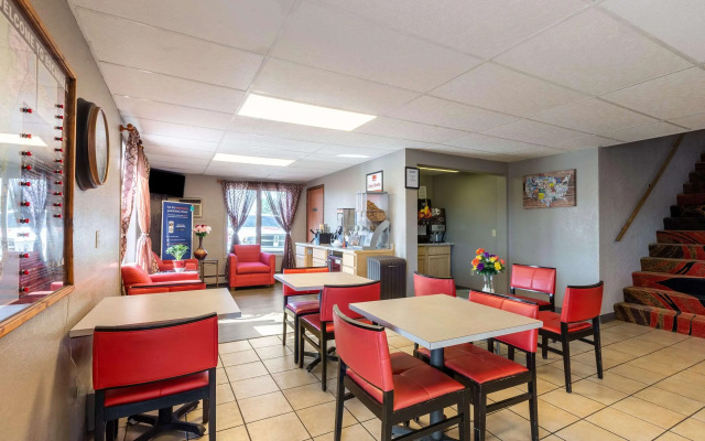 Econo Lodge Inn & Suites