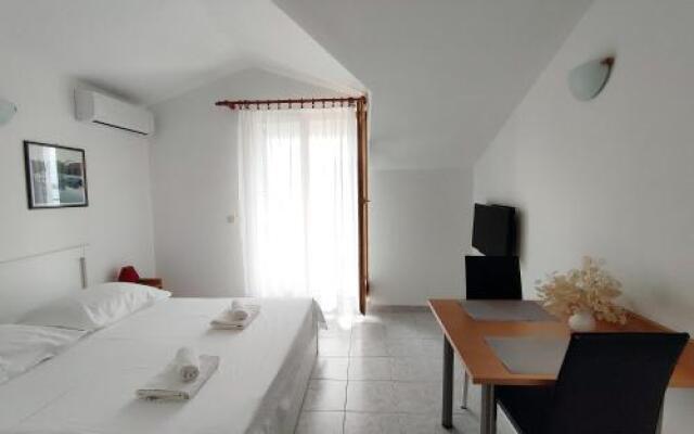 Apartments and Rooms Saric
