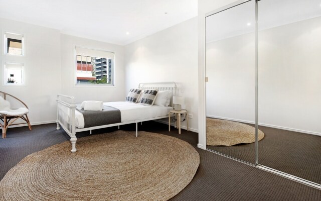 Broabdeach Sleek & Stylish Living