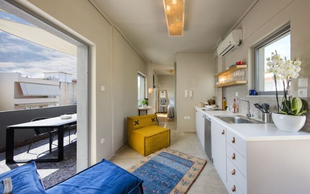 Stylish Sunny Apartment 1 stop to City Center by VillaRentalsgr