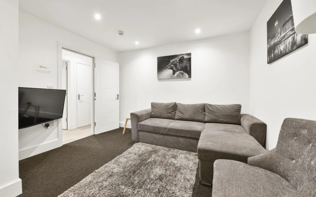 Rochfords Serviced House with 5 Bedrooms