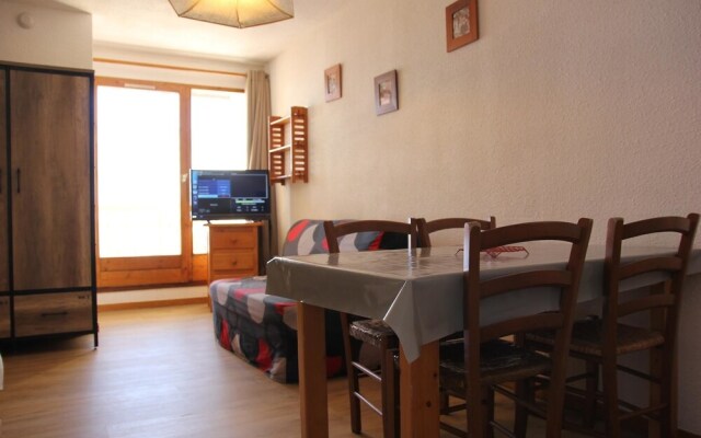 This studio of about 25m2 is quite, on the 5th floor Holiday home 1 ag