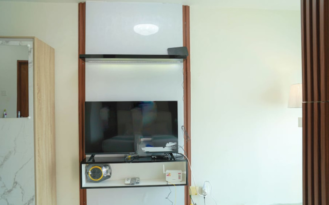Elegant And Homey Studio At Grand Kamala Lagoon Apartment