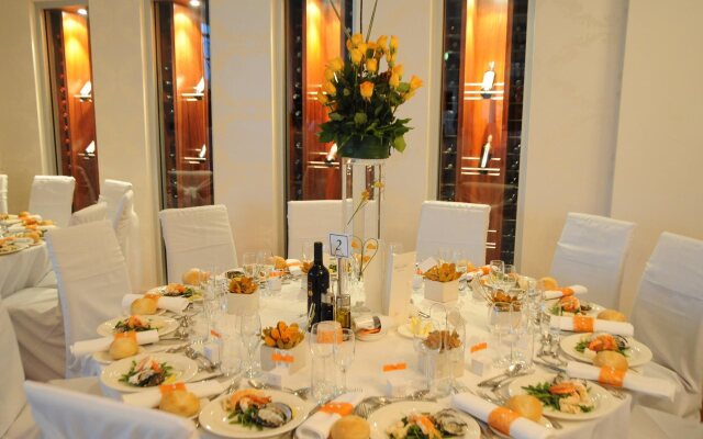 Sfera's Park Suites & Convention Centre