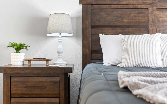 Lake Front Escape For 8!