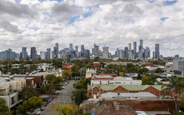 Stunning View 2-bed in Port Melbourne w/ Parking