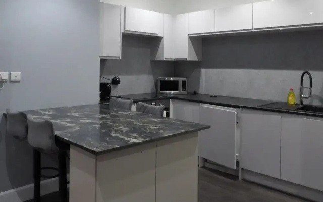 2bed Apt Sleeps 4-near Meadows Park, Parking, Wifi