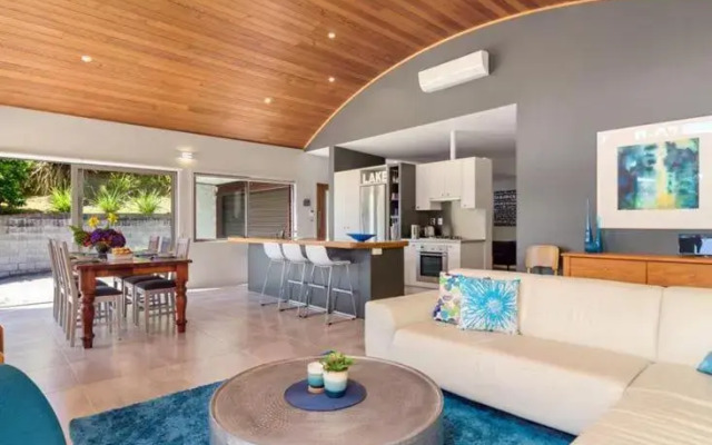FlaxWater Bach - Lake Tarawera Holiday Home
