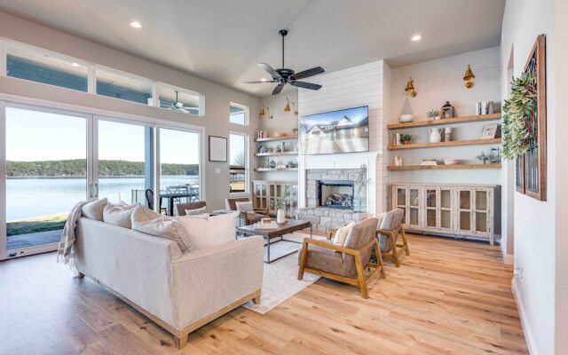 Lakefront Granbury Retreat w/ Patio & Fire Pit
