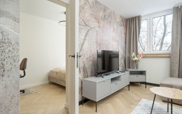 Zielińskiego Apartment by Renters
