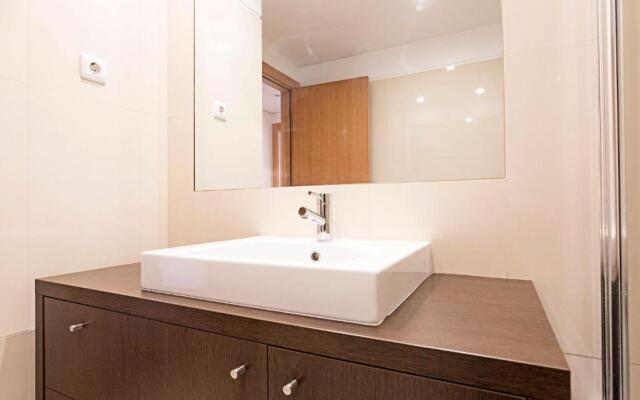 2BR Flat by Metro w/ Free Parking by LovelyStay