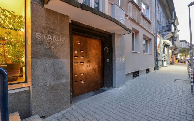 FM Deluxe 1-BDR Apartment - Extravaganzzo