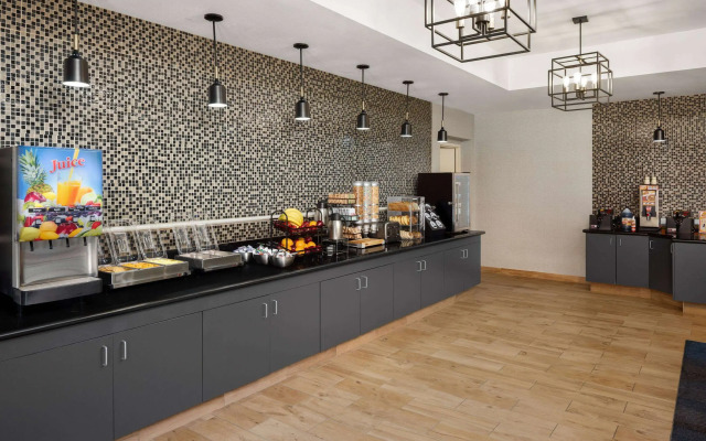 La Quinta Inn & Suites by Wyndham Santa Clarita - Valencia