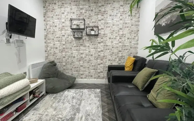 Stylish City Center 2 BR Retreat