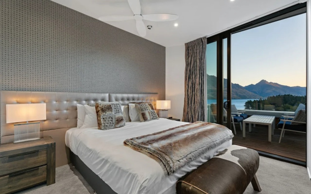 Chic Central Penthouse & Spa by Staysouth