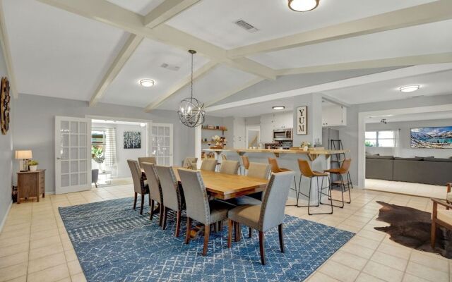 Huge Luxury Home Hot Tub and Sauna 2 mi to Dwntn