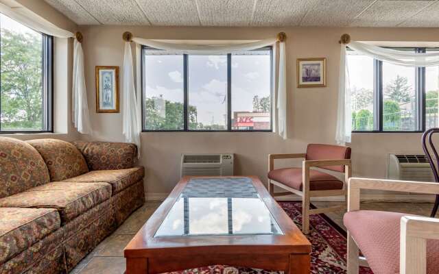 Econo Lodge Dewitt I-90