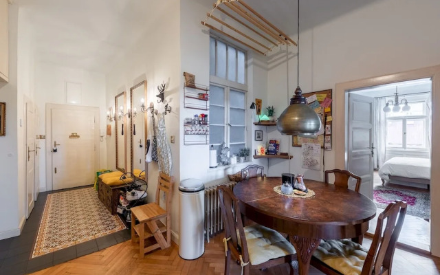 Premium 3 Bed 3 Bath Lounge Apartment
