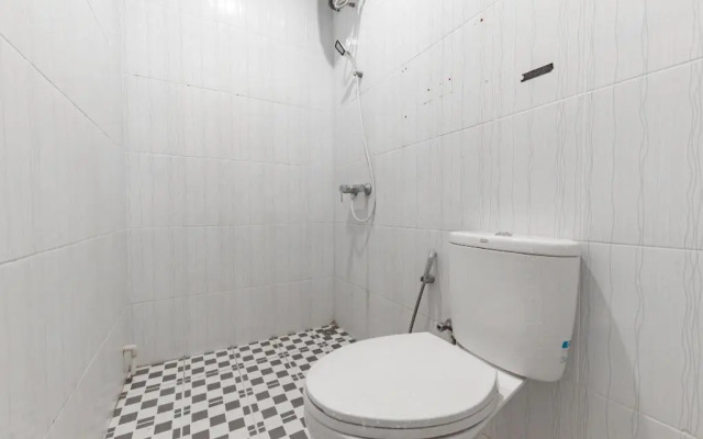 RedDoorz Plus Near Kepri Mall