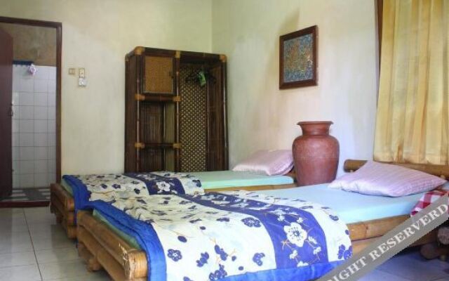 Nyoman Astana bungaloWs