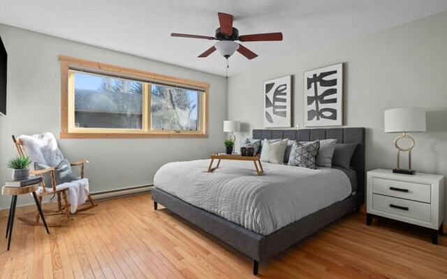 SPACIOUS 3,000 sq2 Luxury Home | PRIVATE Pool & Hot Tub | STEPS to Kinsmen Beach