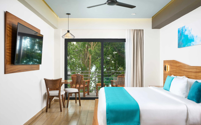 Cristalino Lagoon Front Hotel Restaurant & SPA