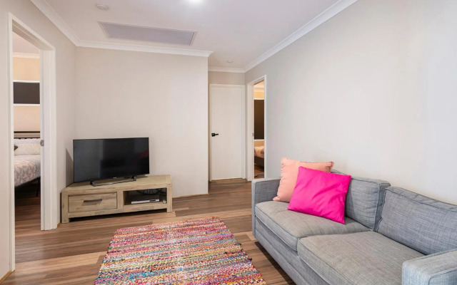 The Links - fairway views, walk to town, air-con