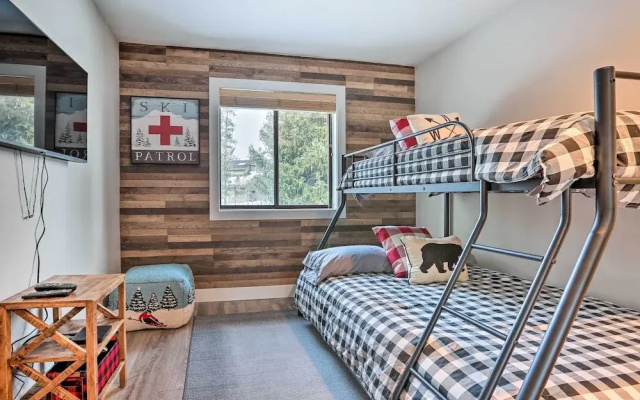 Modern Sunriver Home w/ Hot Tub: Ski, Hike & Bike!