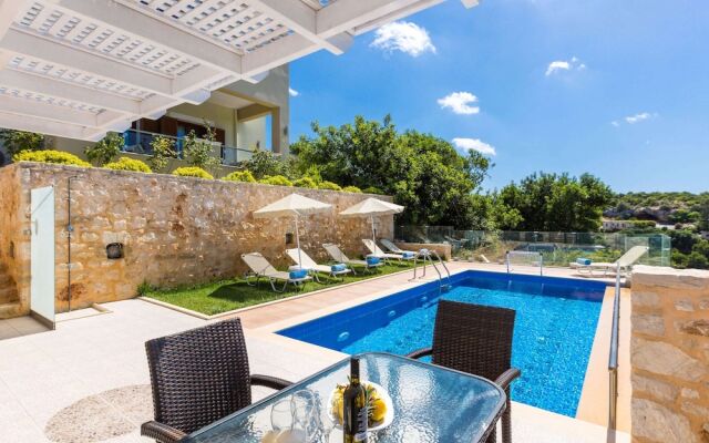 Villa in Crete With Private Pool & Beaches Nearby