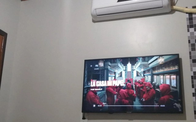 Quarto 02, cama Queen com banheiro compartilhado