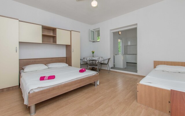Apartments and Rooms Perica
