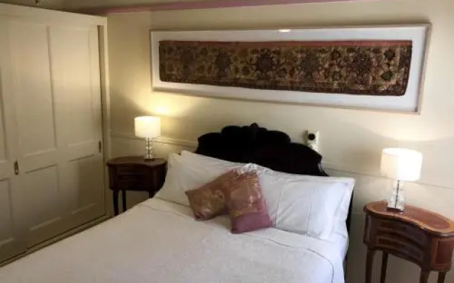 The Chalet Guesthouse And Studio