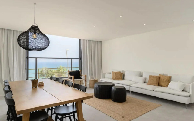 Stylish & Spacious 3 bedroom apartment by the Sea
