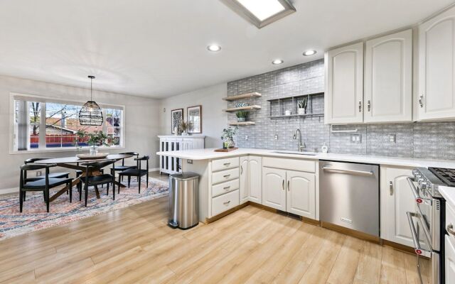 Scandinavian Chic – Hot Tub, Bikes and Lake Life!